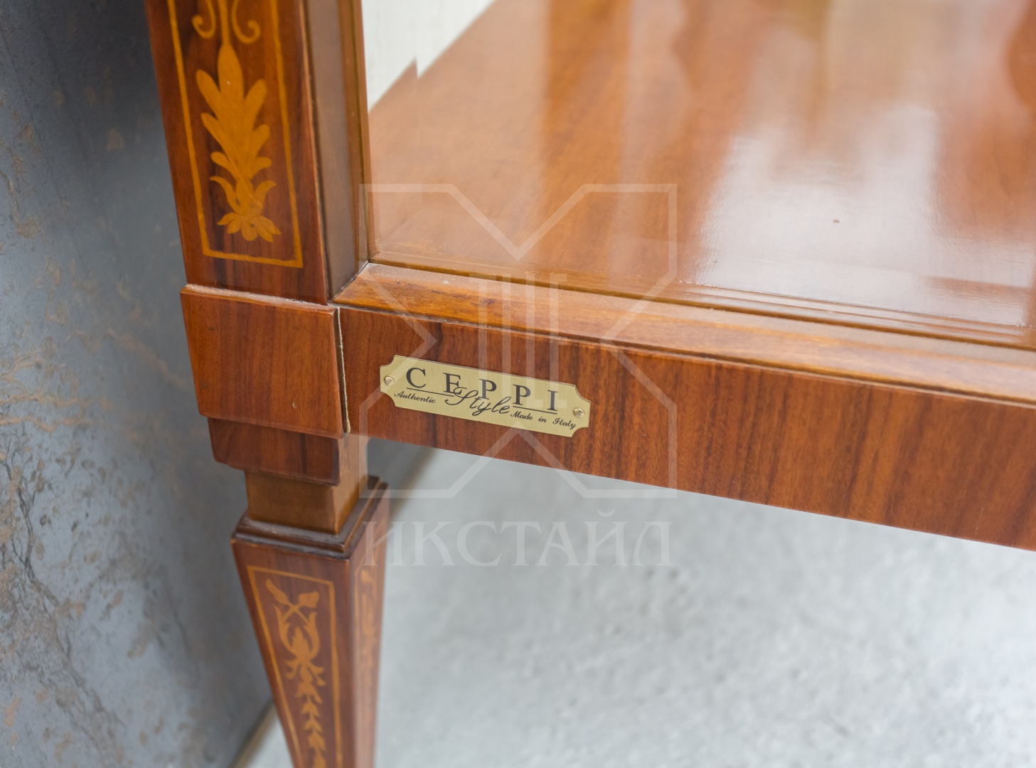 Витрина 63х44хН197, отделка корень ясеня как сервант 2233