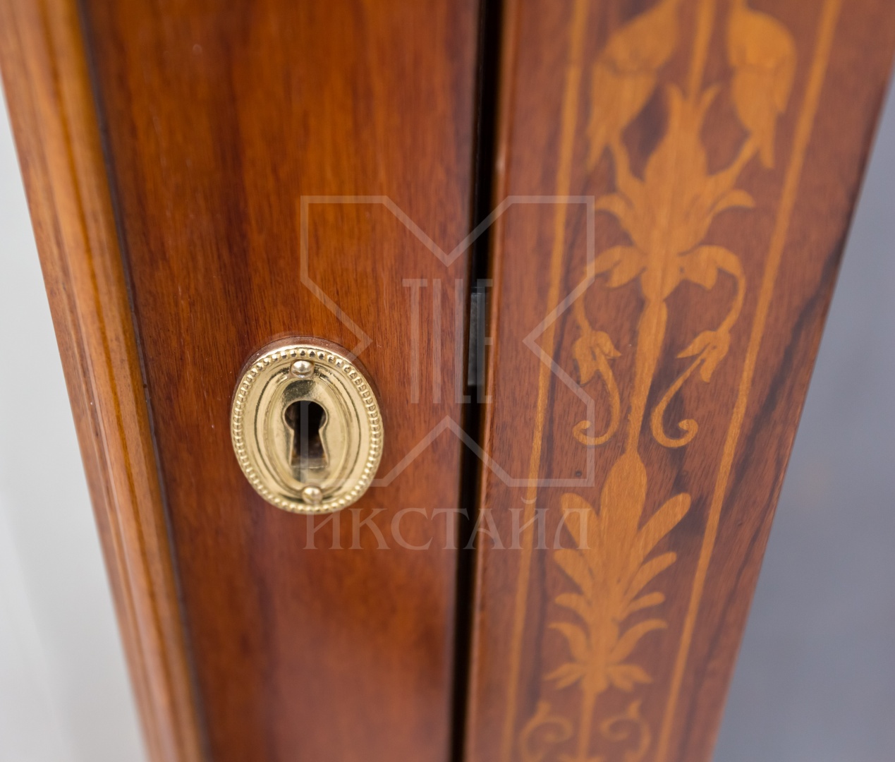 Витрина 63х44хН197, отделка корень ясеня как сервант 2233