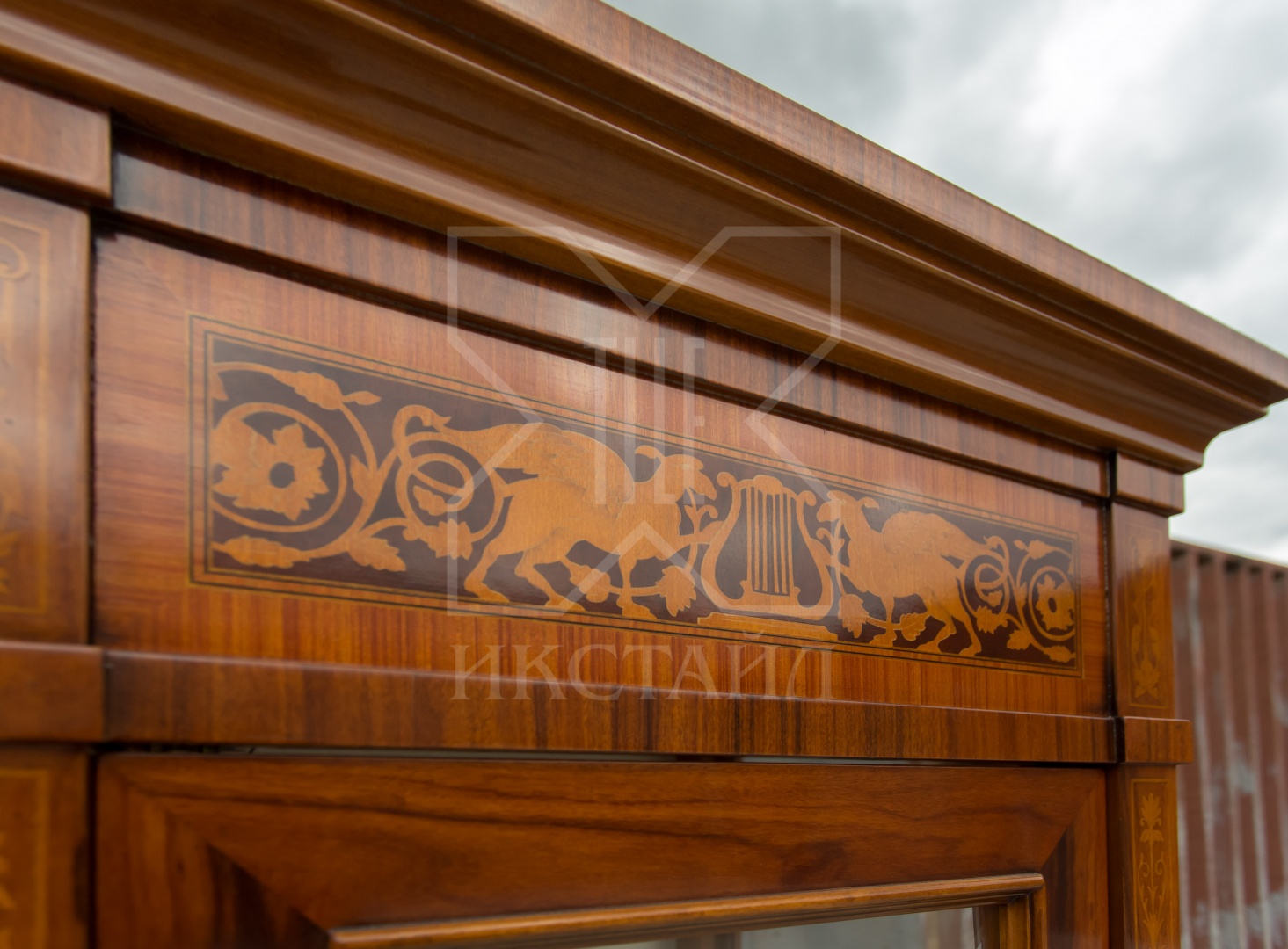 Витрина 63х44хН197, отделка корень ясеня как сервант 2233