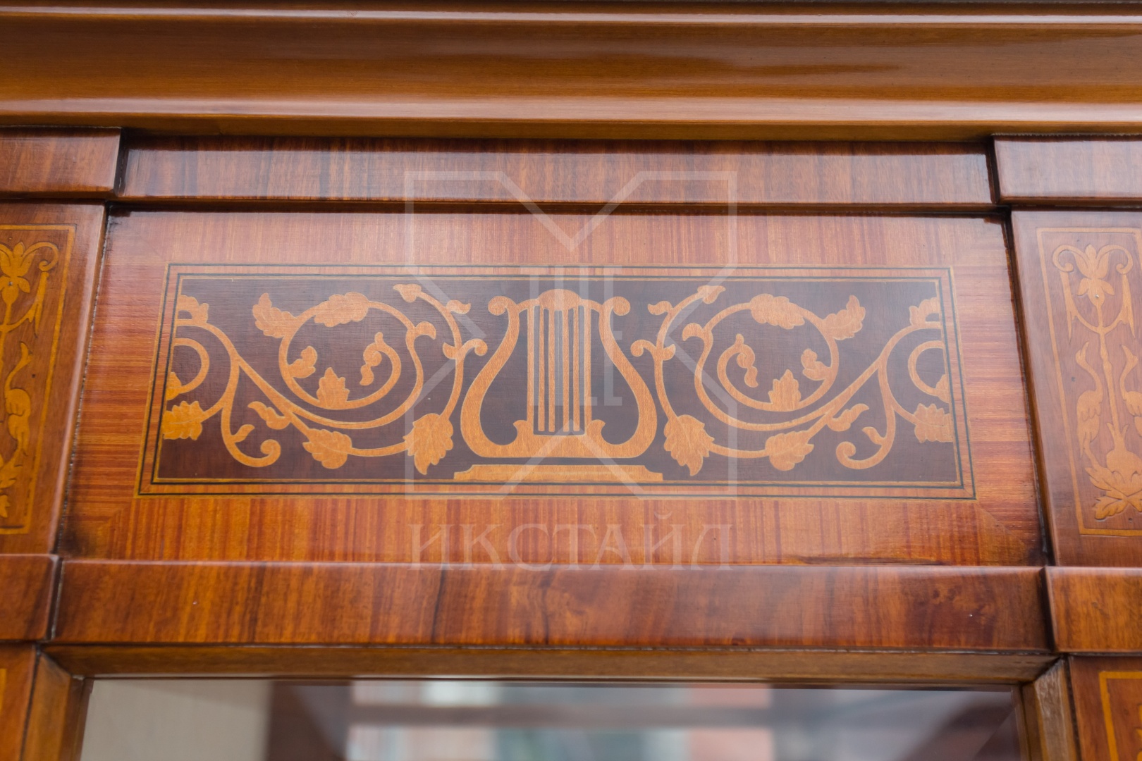 Витрина 63х44хН197, отделка корень ясеня как сервант 2233