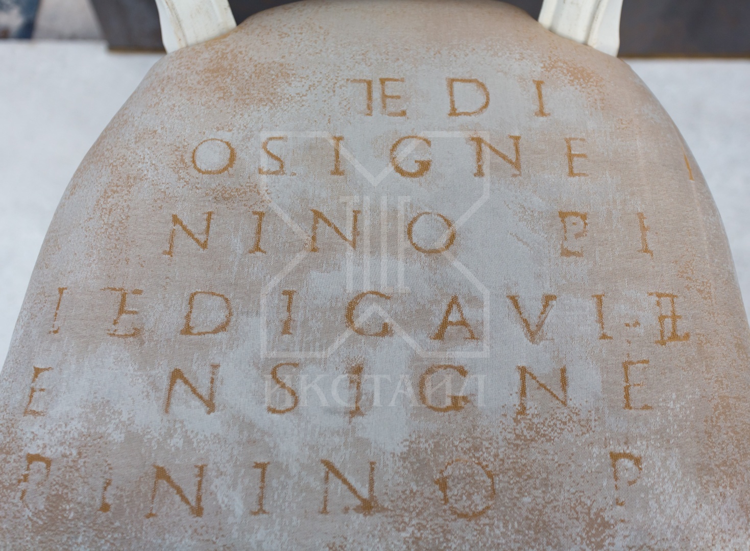 Барный стул, мод. Луиджи, 55х48хh121,5 см, отделка античный кремовый, ткань BHR, декор.эл-ты: состаренное золото