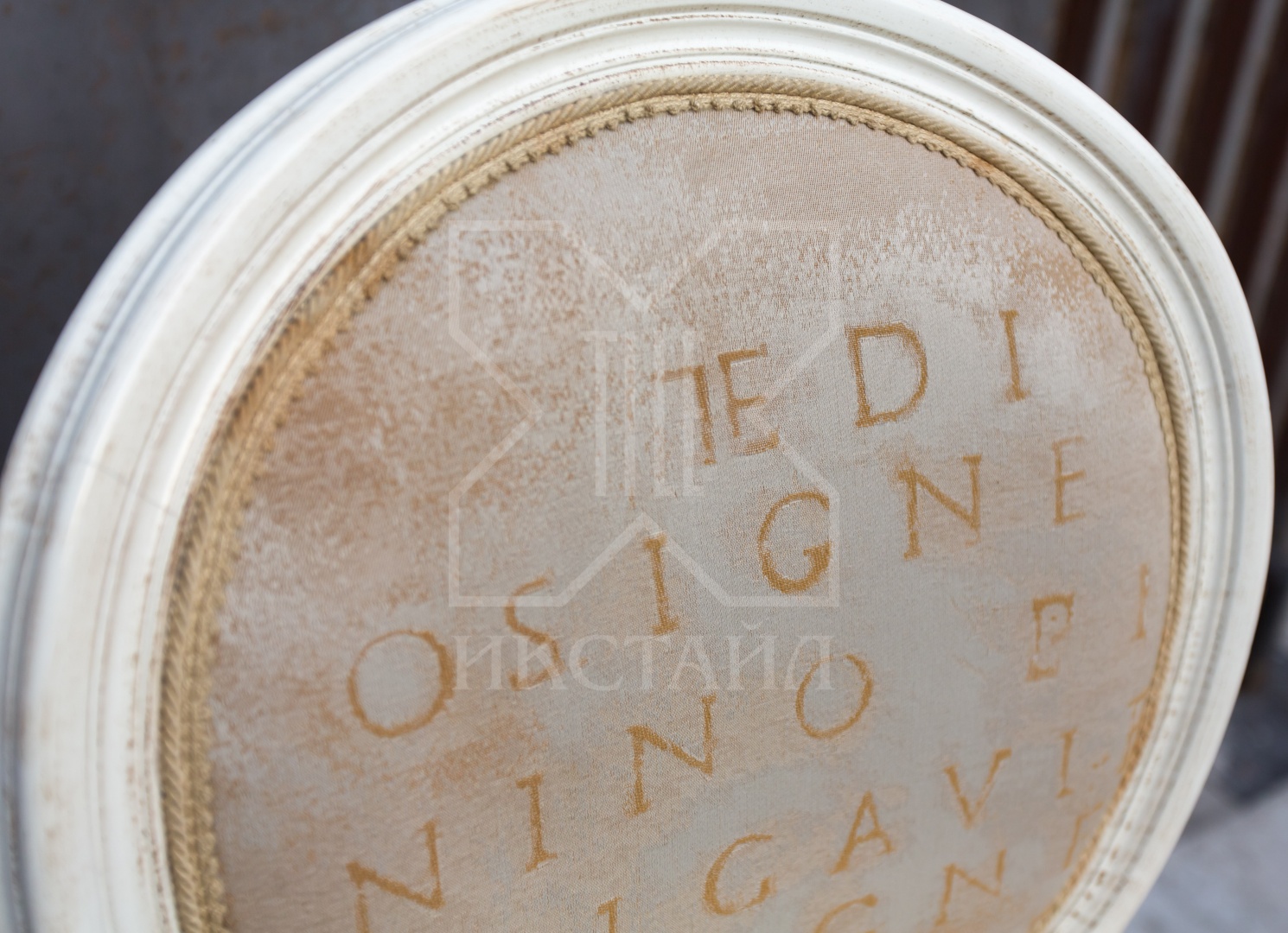 Барный стул, мод. Луиджи, 55х48хh121,5 см, отделка античный кремовый, ткань BHR, декор.эл-ты: состаренное золото